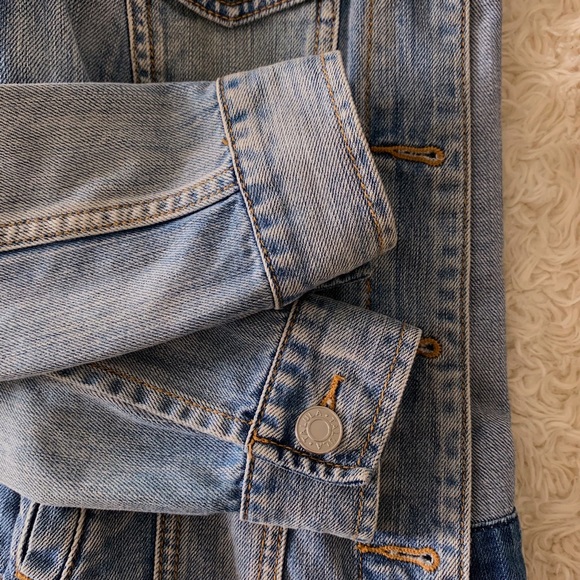 100% cotton Talula Babaton light wash jean jacket 🧢 - Picture 7 of 16